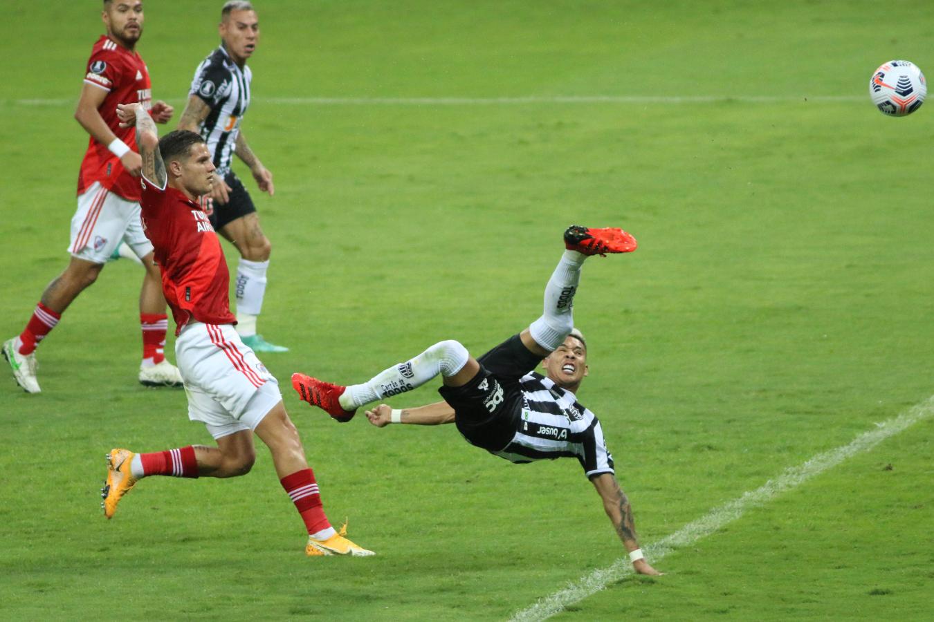 Imagen Matías Zaracho brilló ante River en 2021. Aquí convierte de tijera. Foto: Fotobaires.