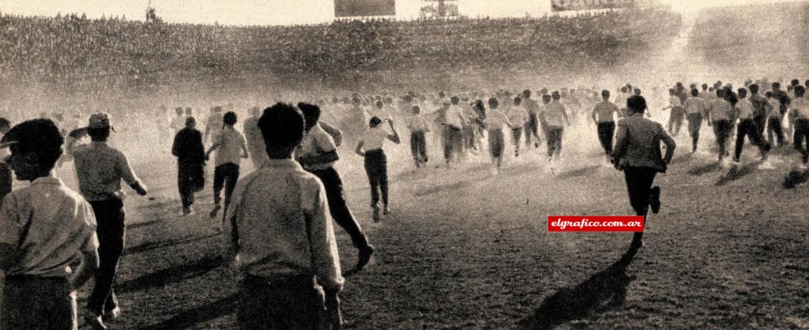 Imagen Los hinchas invadieron el campo de juego.