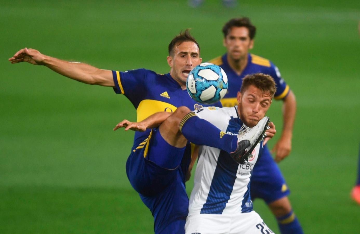 Imagen Izquierdoz pelea el balón con Retegui. El Cali vio la roja sobre el final. Foto: Fernando Gens (Pool ARGRA)