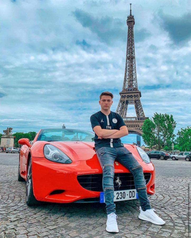 Imagen Ezequiel, de paseo en Paris con la Torre Eiffel de fondo (IG: @Ezzequiel)