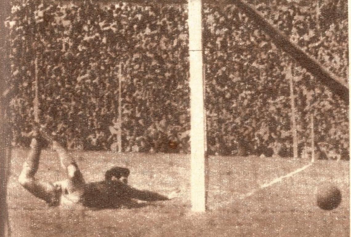 Imagen Se abre el score a los 5 minutos de iniciado el clásico rosarino. Juan Armando Benavidez, insider de Newell's y goleador de la jornada, ha impulsado la pelota con un golpe de cabeza y de esta manera venció a Staffora, guardavalla debutante en Rosario Central. Los rojinegros vencieron por 3 a 2.