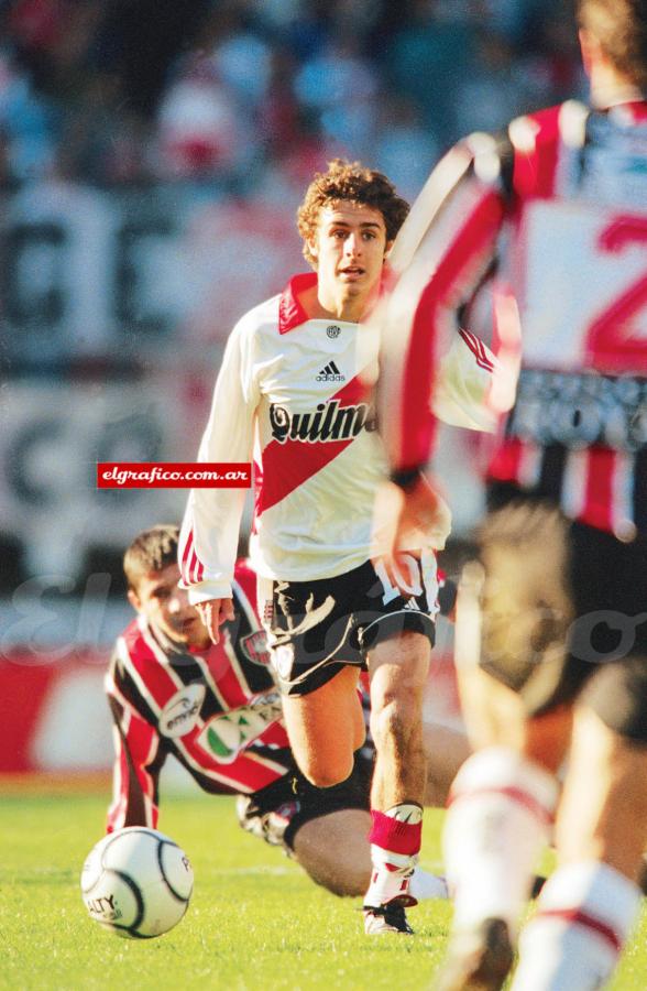 Imagen Como los grandes jugadores, con la cabeza levantada. En River disputó un total de 114 partidos y convirtió 30 goles.