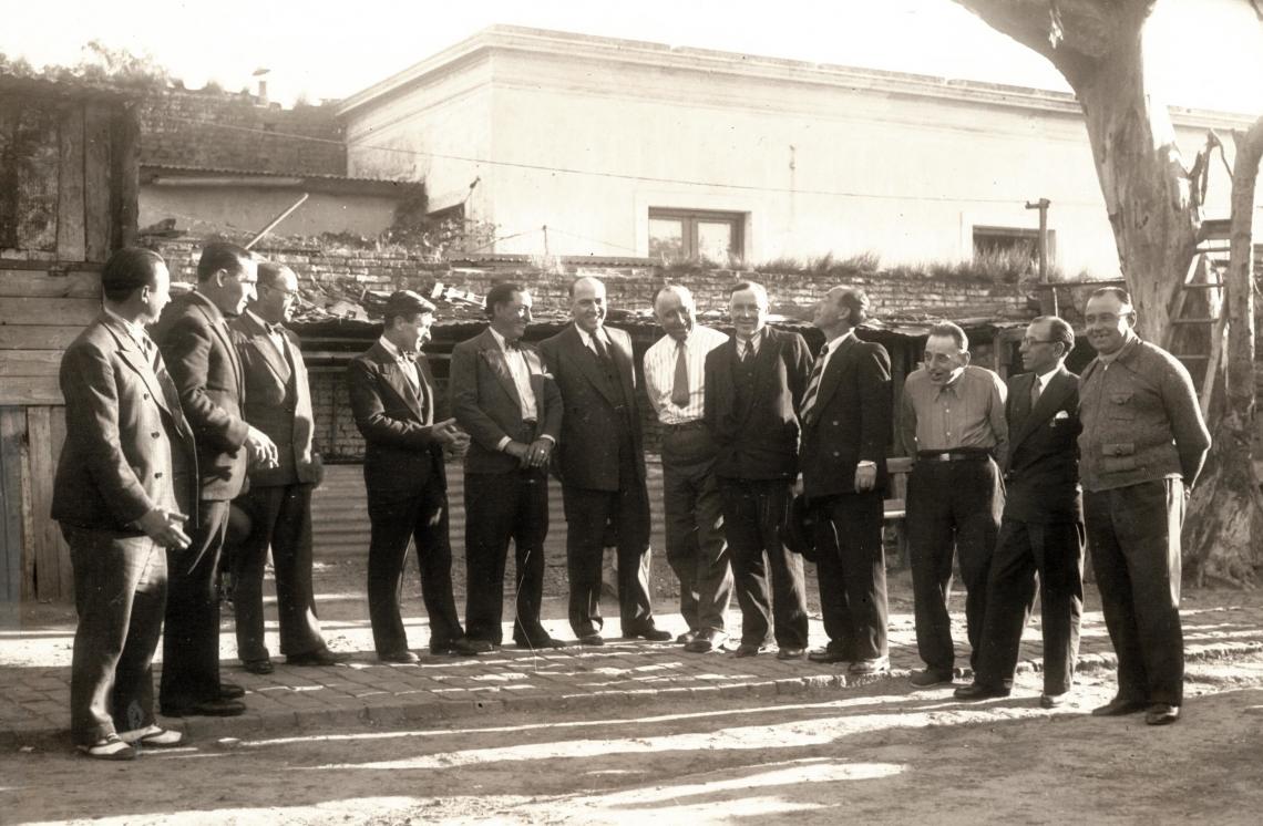 Imagen En la casa de los hermanos Coll, calle Treinta y Tres al 400, un grupo de los primitivos socios de San Lorenzo, repite la escena de la asamblea nocturna del año 1913, en la que se resolvió ¨armar¨ nuevamente el club, después de haber estado un año y medio disuelto, por carecer de fondos para afiliarse en alguna de las ligas oficiales.