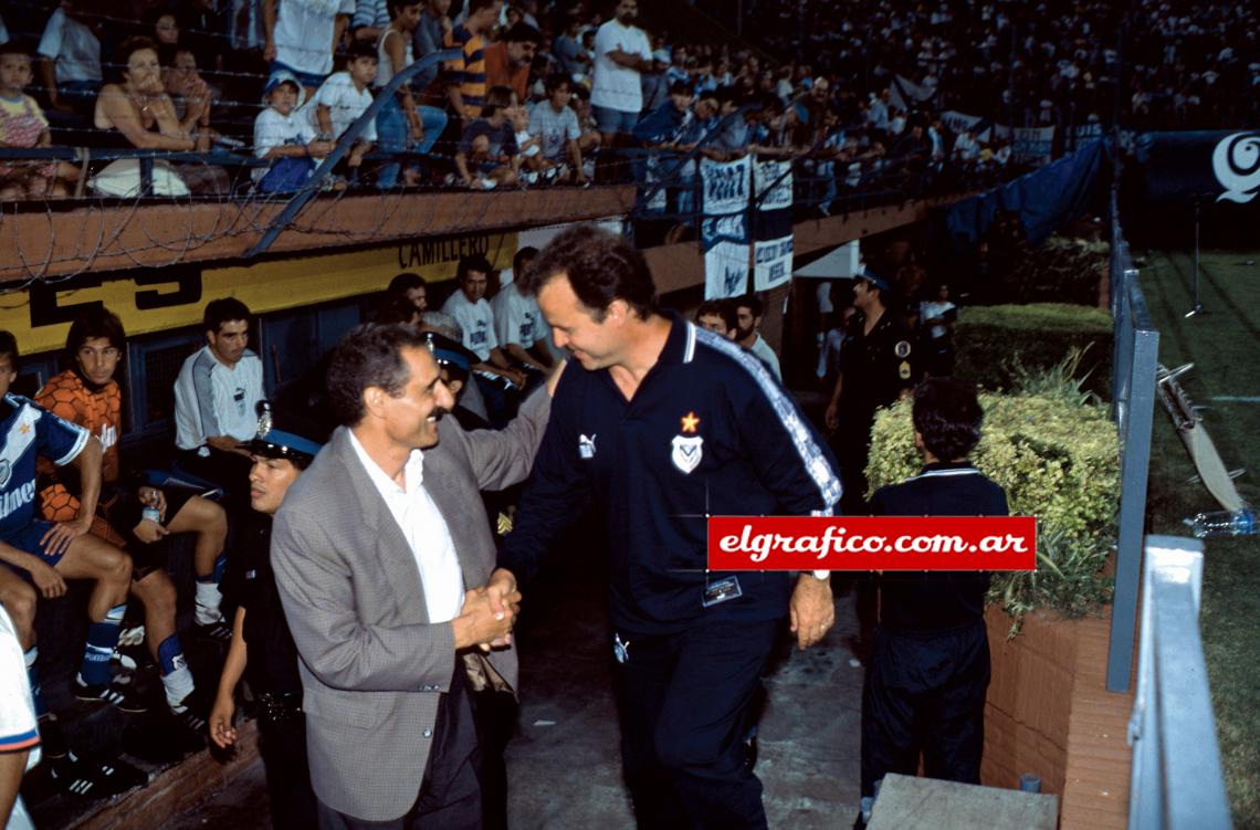 Imagen Saludo a Bielsa en Vélez-Racing. Lo respeta, a pesar de las diferencias. 