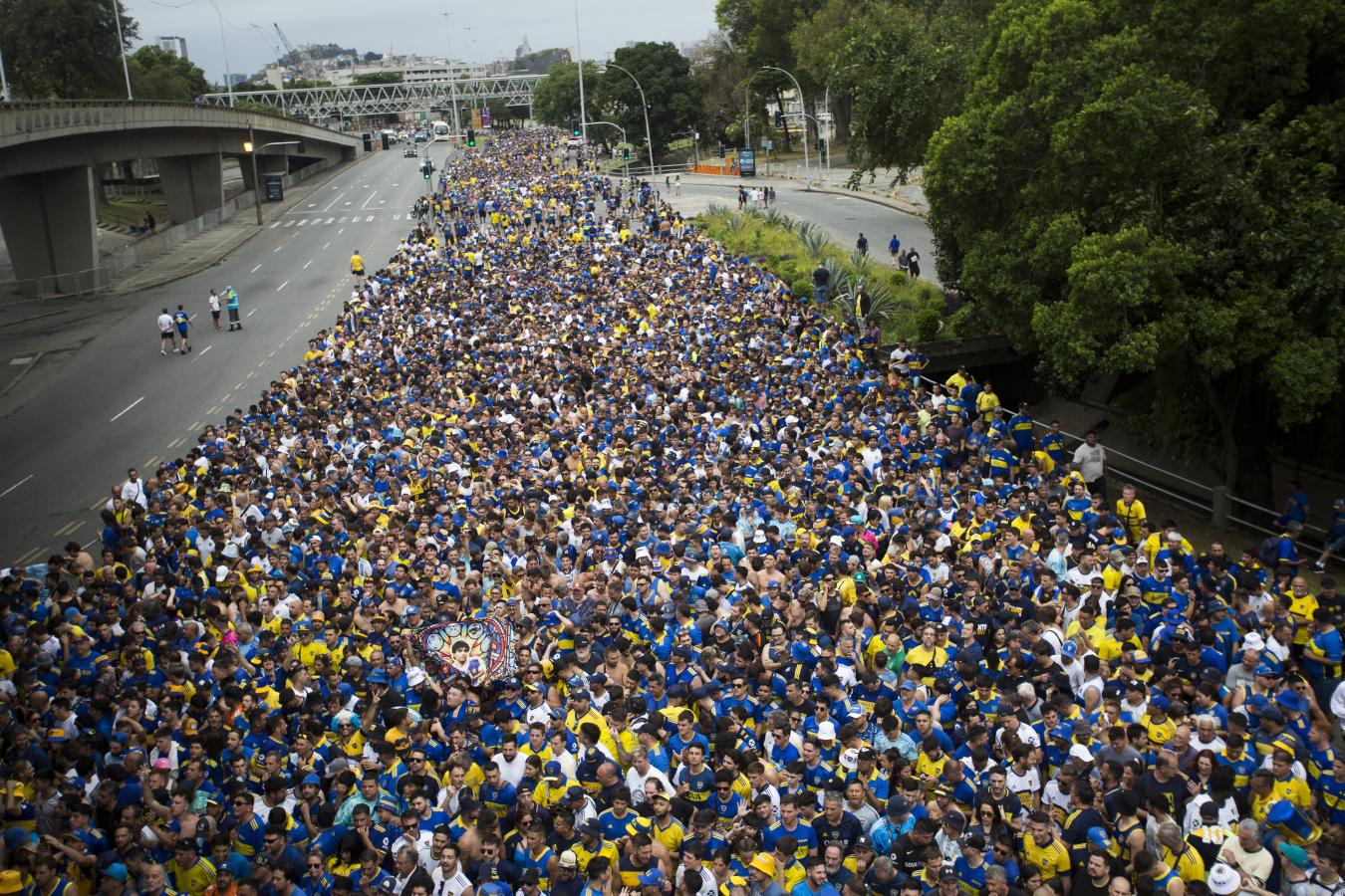 Imagen Una marea de hinchas de Boca en las inmediaciones del Maracaná. Foto: AFP