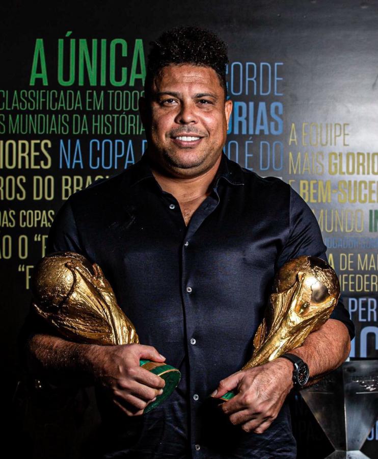 Imagen Ronaldo muestra con orgullo las 2 Copas del Mundo que obtuvo como jugador: 1994 y 2002.