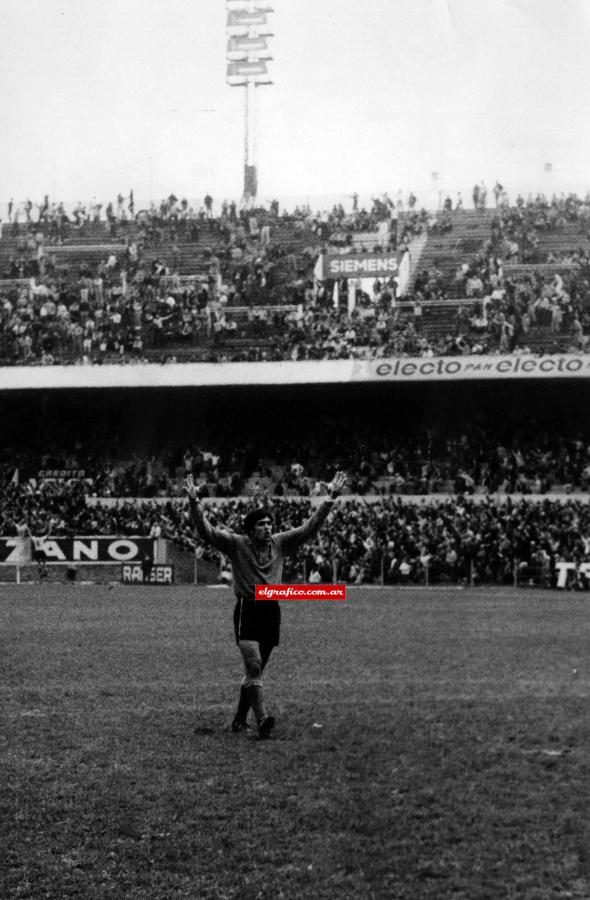 Imagen Cuando terminó el partido consagratorio ante Lanús y el Pato caminaba hacia el túnel, la ovación desde los cuatro costados fue creciendo y terminó en un ¡Fi-llol, Fi-llol! emocionante. “La hinchada de Racing es maravillosa. Es el mejor premio para un jugador”, le contaba a El Gráfico el joven de 21 años.