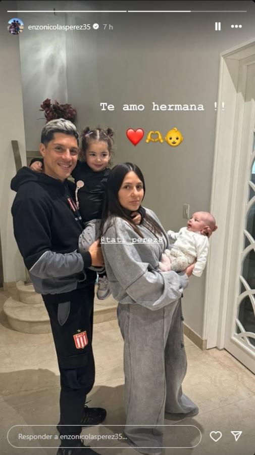 Imagen Enzo Pérez y su hermana con una criatura en sus brazos. 