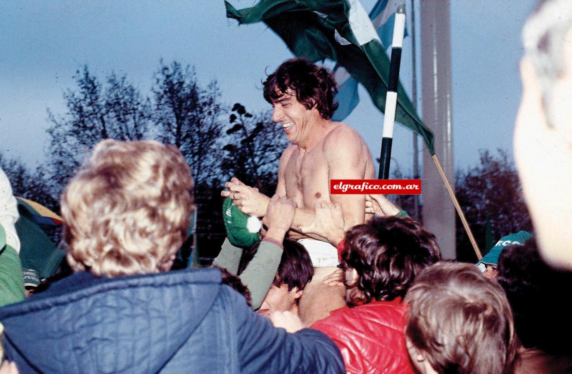 Imagen Gerónimo Saccardi, en andas de sus hinchas, el 27 de junio de 1982.