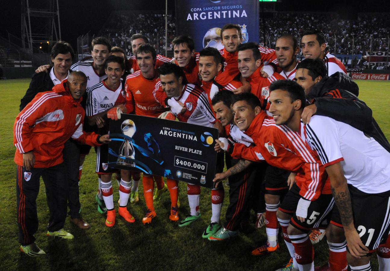 Imagen Triunfo por penales contra Ferro y foto con el cheque (FOTOBAIRES)