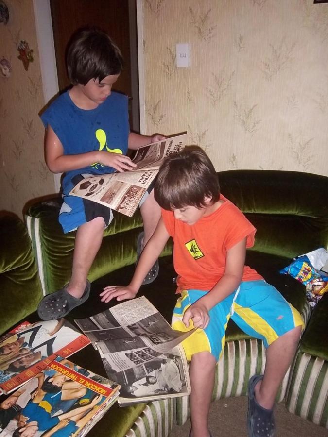 Imagen De chicos, leyendo El Gráfico en su casa de San Martín