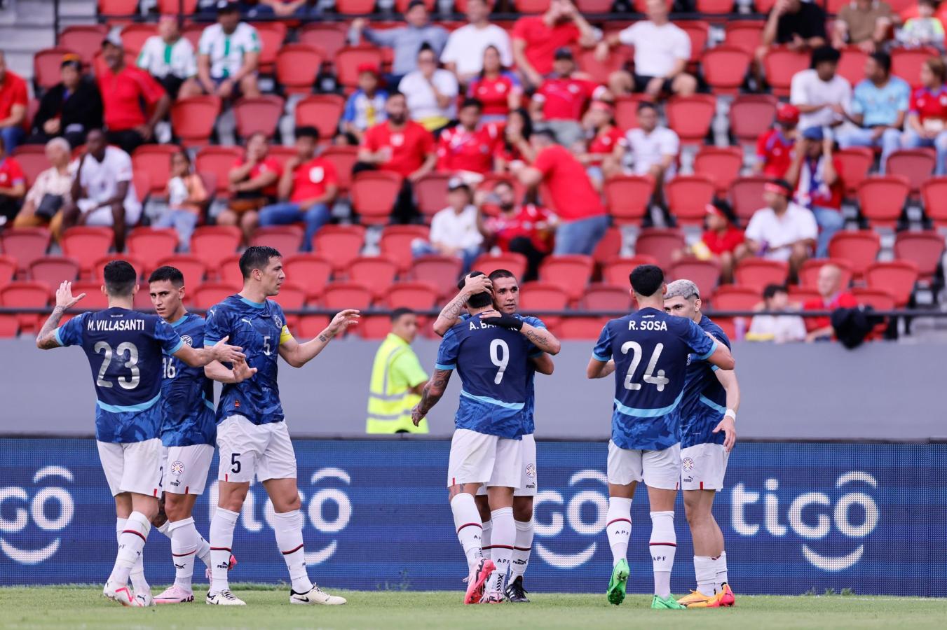 Imagen Adam Bareriro abraza y felicita a Gustavo Velázquez, auto del gol del triunfo paraguayo.