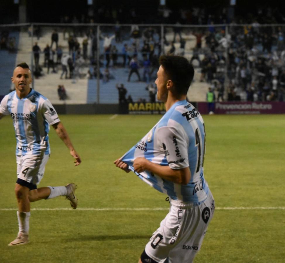 Imagen Atlético de Rafaela festeja su triunfo ante Gimnasia de Jujuy. De fondo, el delirio de sus hinchas en la tribuna. foto: @A_deRafaela