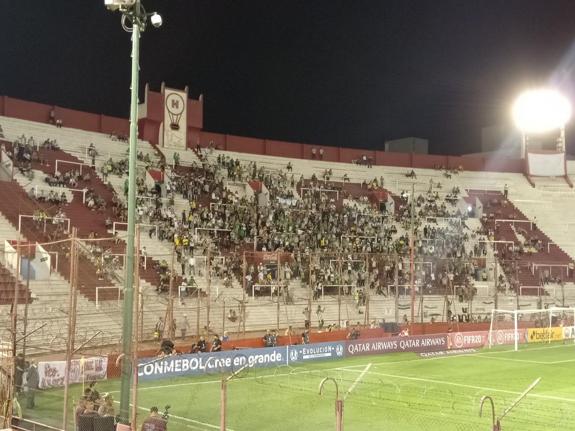 Imagen Los hinchas del verde que llegaron hasta Parque Patricios.