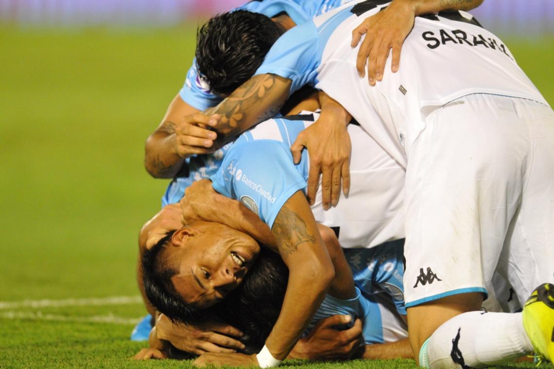 Imagen Símbolo de la unión en el plantel, todos se abrazan para festejar el gol de Solari.