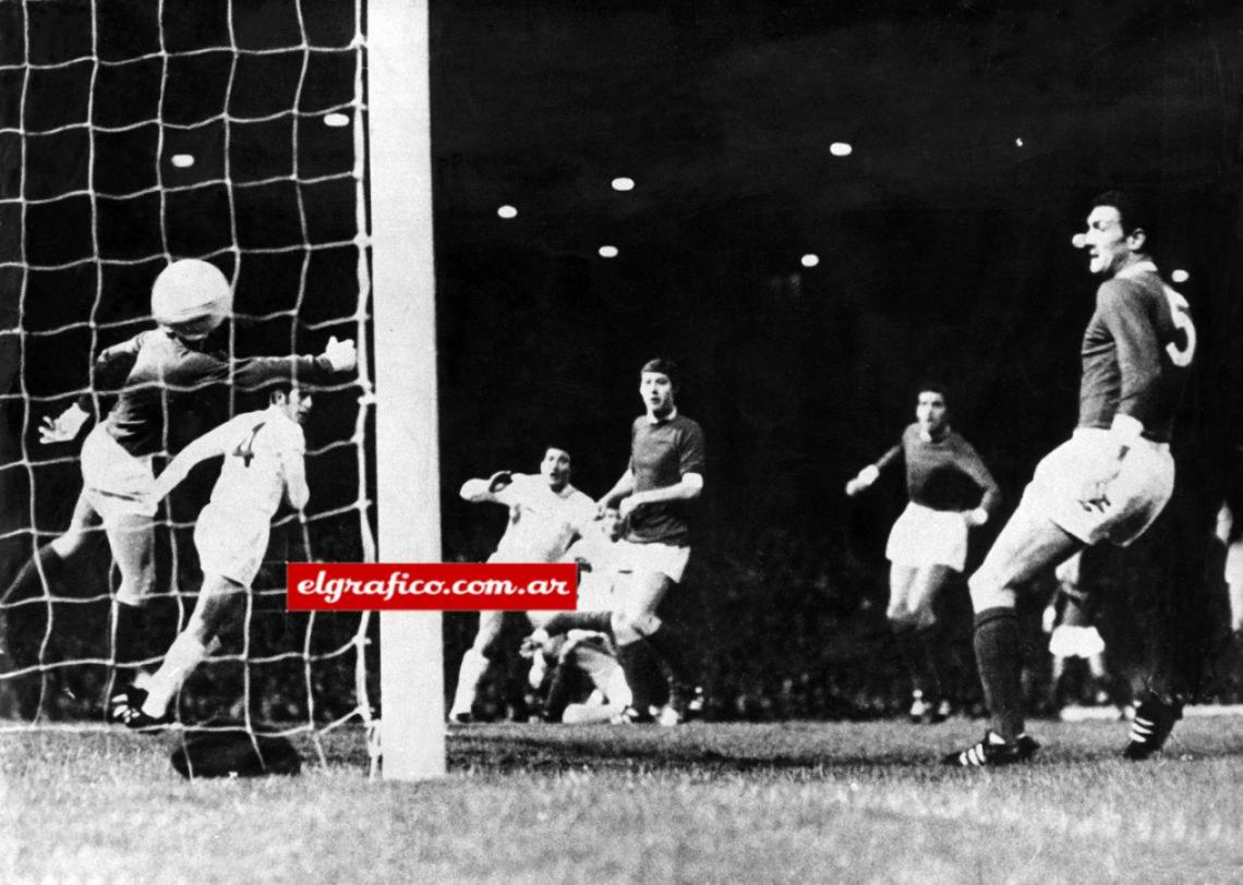 Imagen Juan Ramón Verón y el gol más importante de su carrera. Fue en Manchester, en el marco de la final de la Copa Intercontinental frente al Manchester United, en 1968.