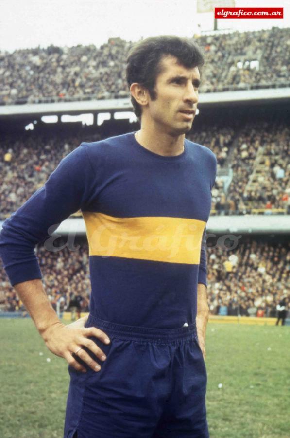 Imagen CON LA CAMISETA TAN QUERIDA . "En Boca Antonio Rattin fue campeón de primera división en 1962, 1964, 1965 y en el Nacional 1969. Mi primer cuadro de Boca me lo gané remando. Vivía en el delta de Tigre, tendría 10 años, y un señor me dijo que si le hacía la mudanza, me regalaba el cuadro de Boca que tenía. Era una lámina de un Boca de los 40, un cuadro hermoso, con vidrio. Vino con una canoa grande y entró a cargar los muebles. Era un viaje de 7 u 8 kilómetros, remaba yo solo… pero el cuadro de Boca valía el esfuerzo”. 