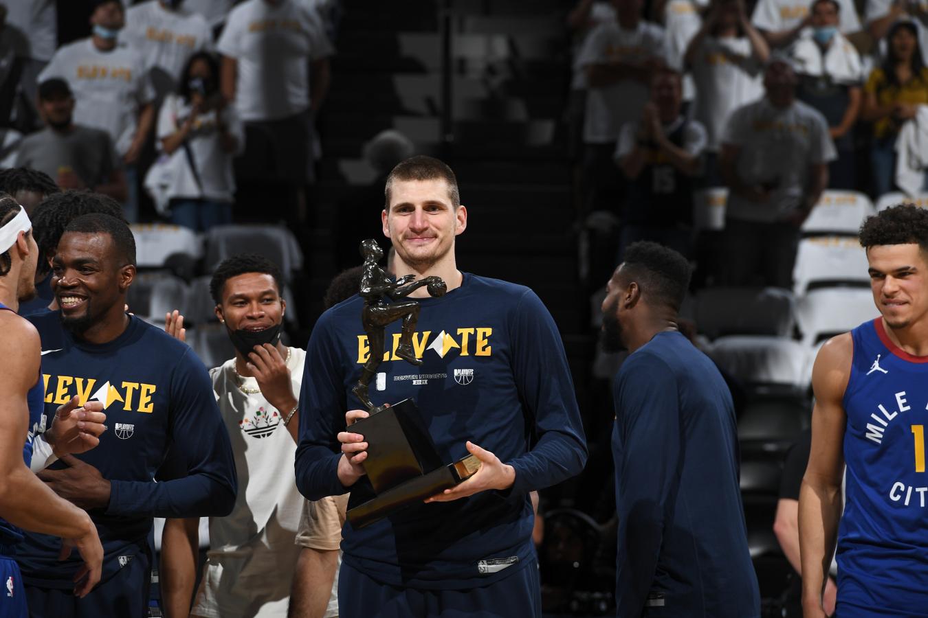 Imagen Nikola Jokic recibe el MVP de la temporada regular en la previa del partido.