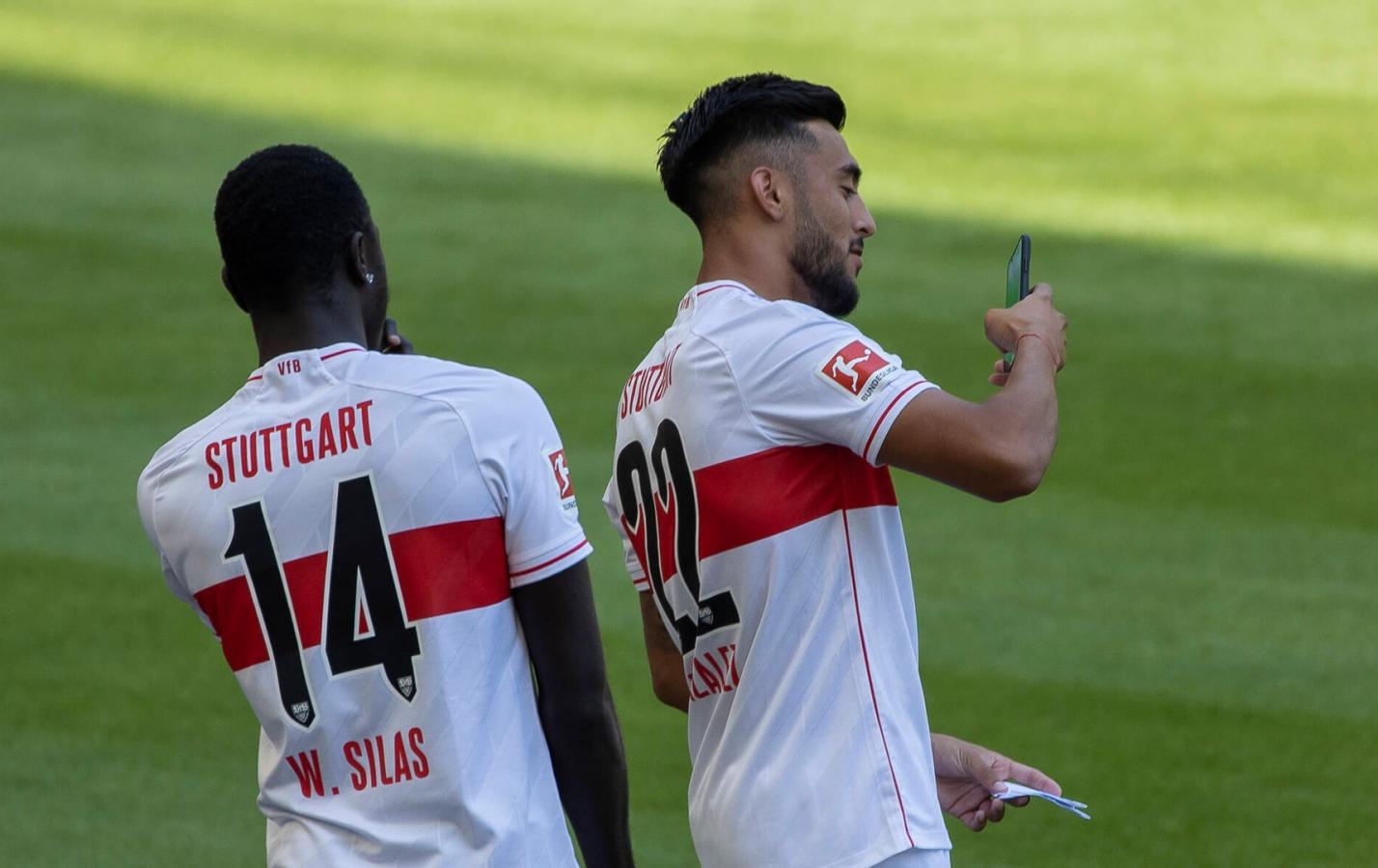 Imagen Los goleadores del Stuttgart festejan uno de los tantos con una selfie.