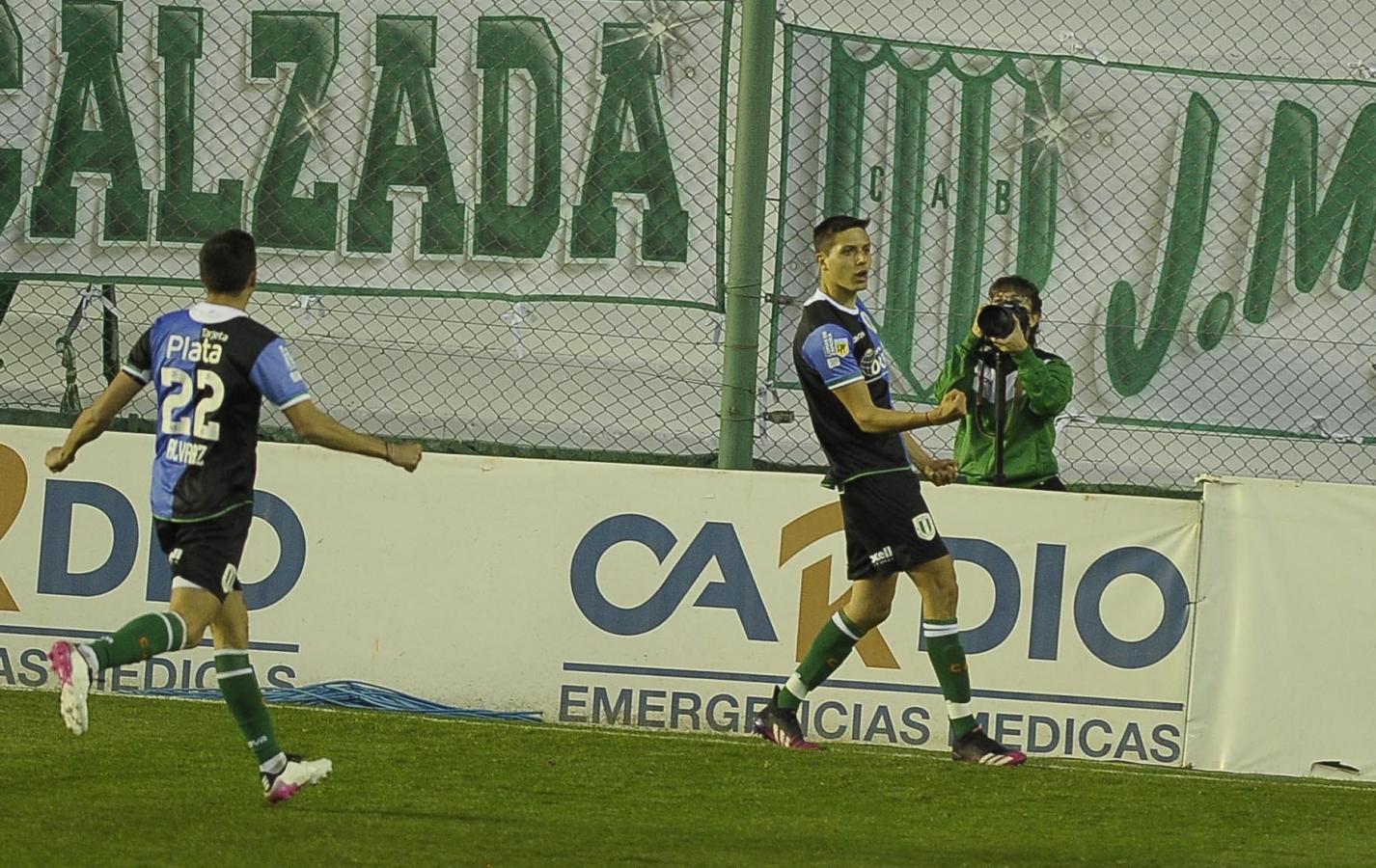 Imagen Juan Manuel Cruz celebra la apertura del marcador en el Florencio Sola. Foto: Fotobaires