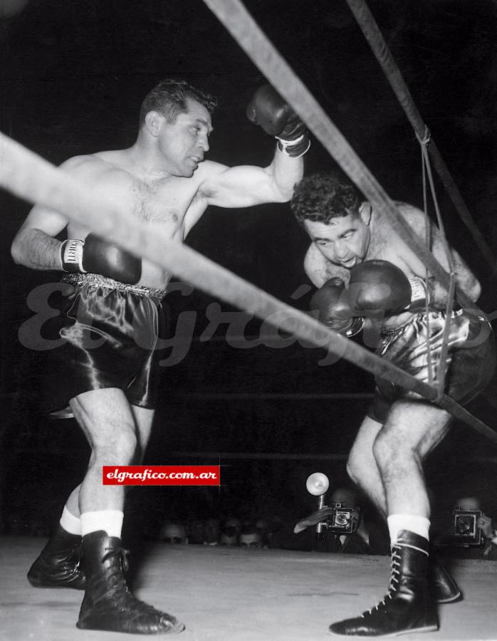 Imagen Gatica ataca a Roberto Domínguez, 1954: empezaba su decadencia como crack.