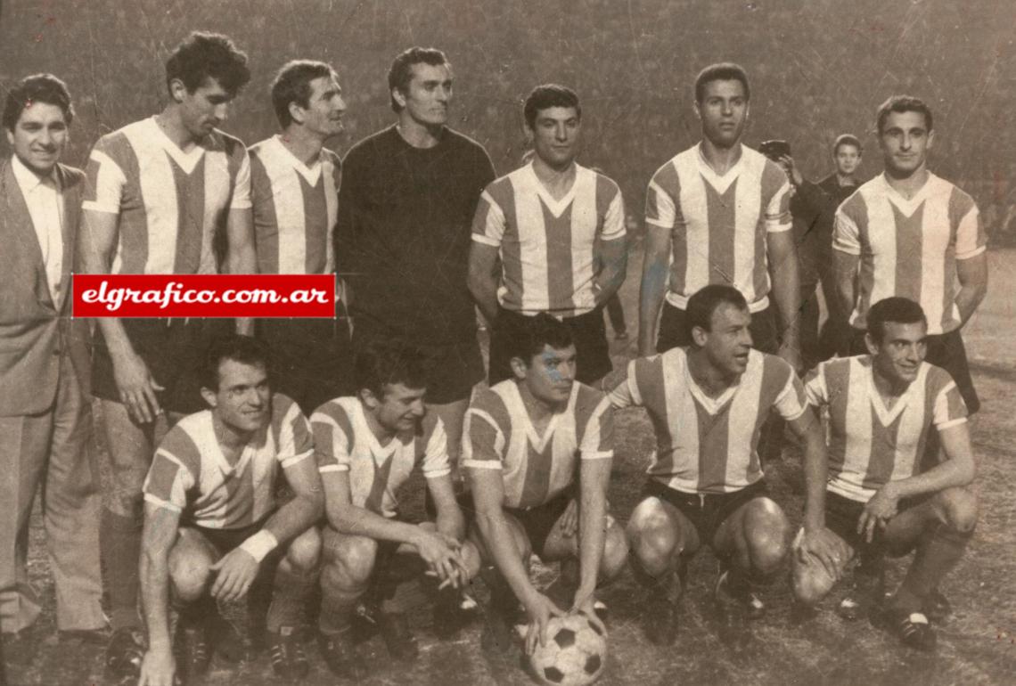 Imagen Argentina asombró al mundo. Fue Campeón de la Copa de las Naciones de 1964 en Brasil. Arriba: Rattin, Varacka, Carrizo,Vieitez, Ramos Delgado, Simeone. Abajo: Onega, Rendo, Prospitti, Rojas y Mesiano.