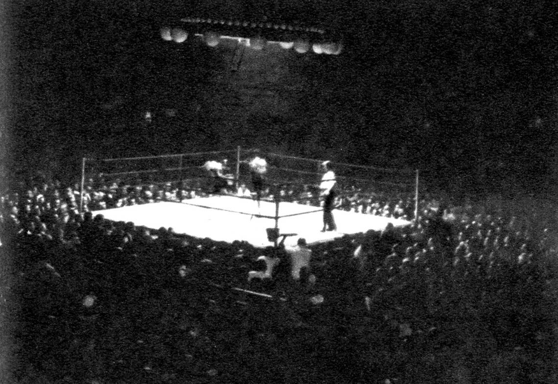 Imagen El Luna Park actual, en una de sus grandes noches de boxeo, mientras pelean nada menos que Prada y Gatica, protagonistas del duelo más sensacional de los últimos tiempos. En el popular estadio el público porteño ha tenido ocasión de ver a figuras de renombre mundial, no sólo en boxeo, sino también en ciclismo, tenis, cachascán, billar, etc.