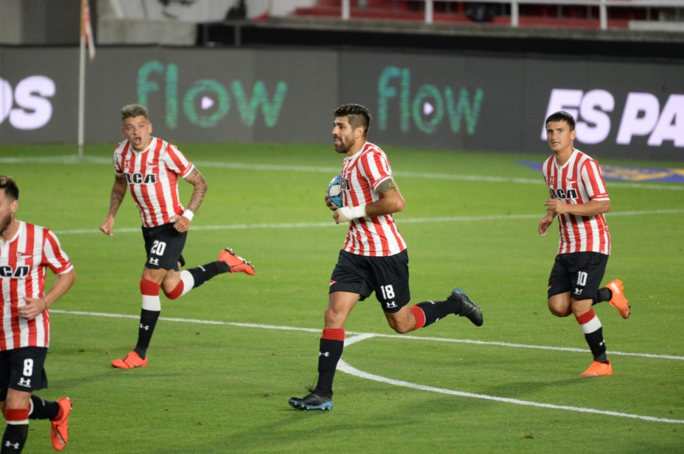 Imagen Leandro Díaz acaba de decretar la igualdad y se apura para reanudar el juego.