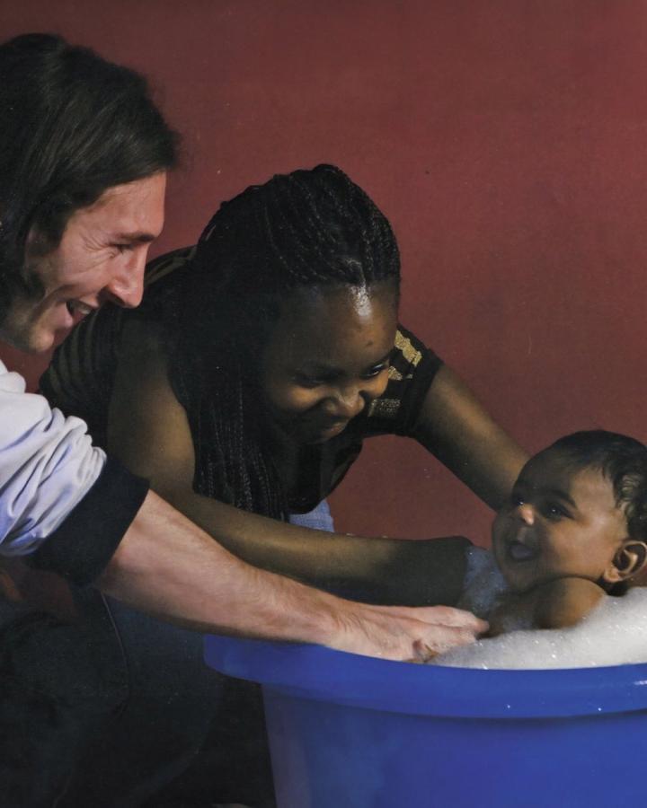 Imagen La imagen de Messi ayudando a bañar a Yamal, de seis meses de edad, en 2007