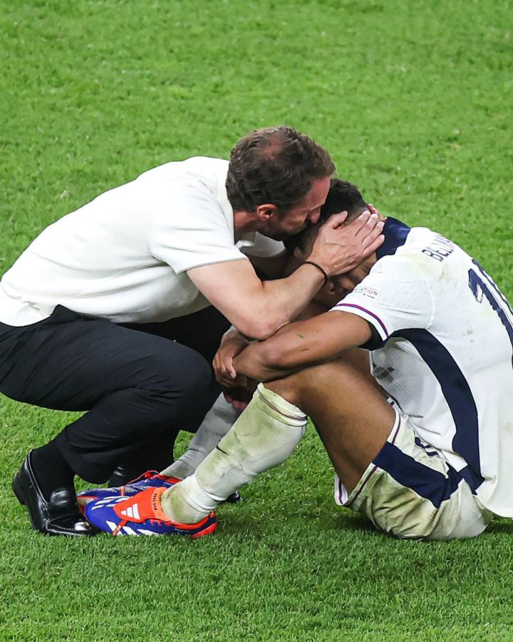 Imagen No pudo ser para Inglaterra. Southgate consuela a Bellingham tras la final perdida en Berlín.