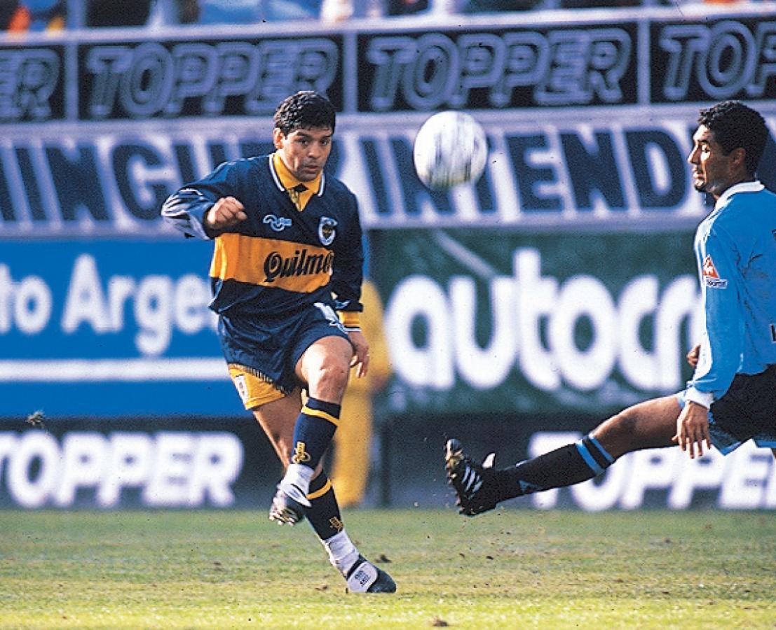 Imagen “Maradona es una gran persona...” dice una de las canciones del último disco de Calamaro. El Diez es uno de los amigos futbolistas del músico y participa en “Honestidad brutal” cantando una de las canciones.