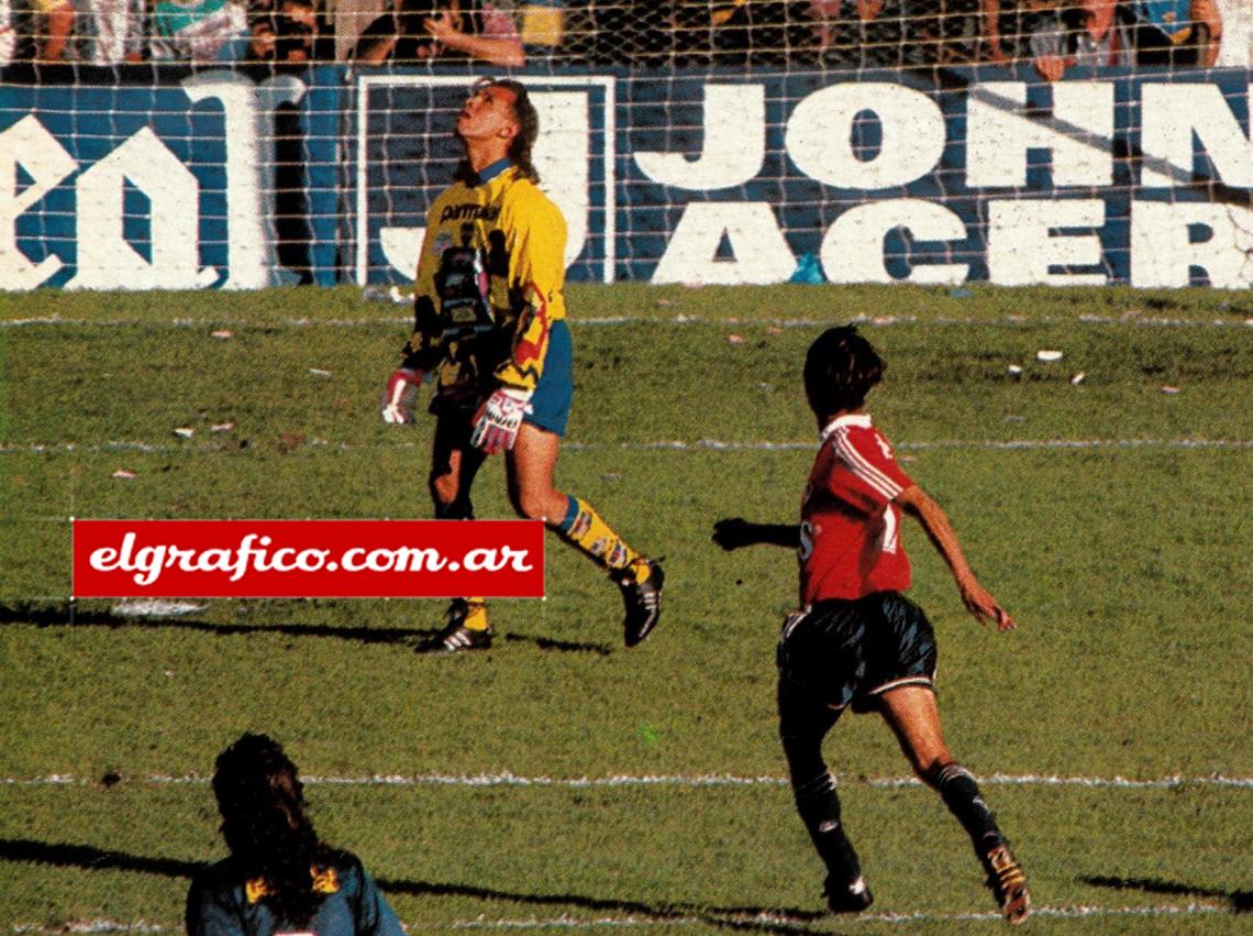 Imagen Tiempo de definiciones. Diez minutos del segundo tiempo, Boca afloja un poco su dominio y un delantero rojo está listo para perfilar la historia. Se llama Sebastián Pascual Rambert, tiene destino de héroe. Corre como un rayo, recibe el pase perfecto de Gustavo López y toca suave, de primera. Magia pura para dejar al Mono Navarro Montoya sin chance de reacción. Independiente ya se siente campeón.