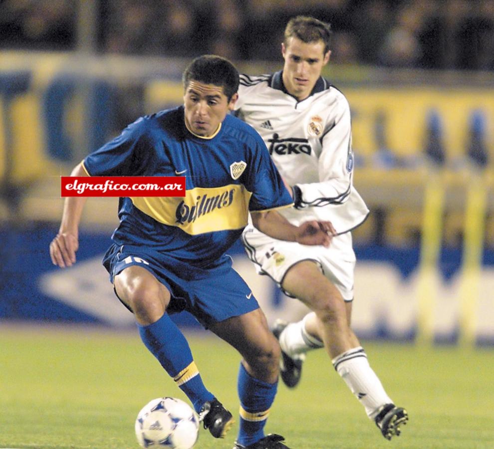 Imagen Intercontinental 2000 Los dos goles tempraneros de Palermo frente al Real le permitieron a Riquelme jugar al juego que mejor juega. En la foto lo persigue Iván Helguera. 