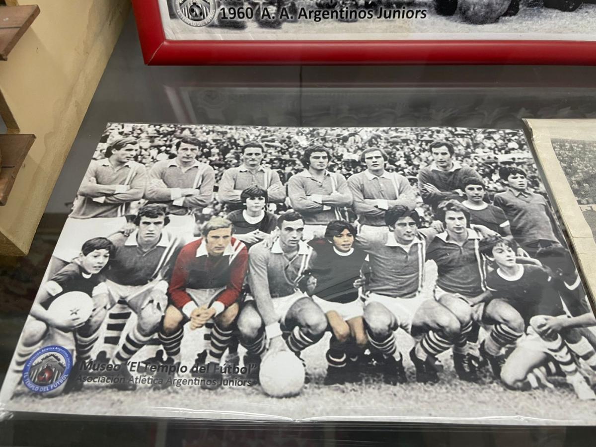 Imagen Formación histórica de Argentinos en blanco y negro, en donde se destacan a color un joven José Pekerman y un niño Diego Maradona