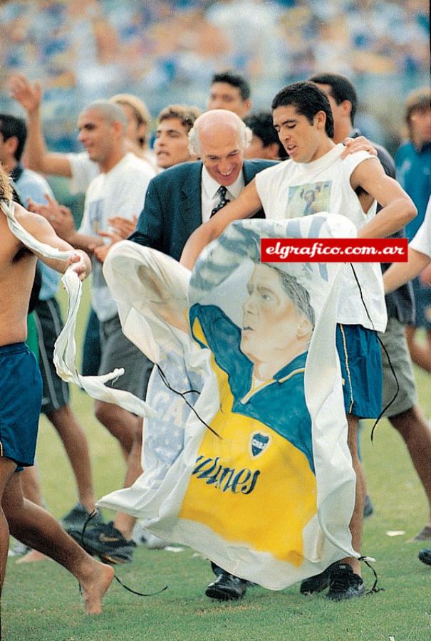 Imagen LA TRIPLE CORONA. Sumados a la conquista de Libertadores y la Copa Intercontinental, Boca, Bianchi y Riquelme coronan un año 2000 inigualable logrando el Torneo Apertura 2000.