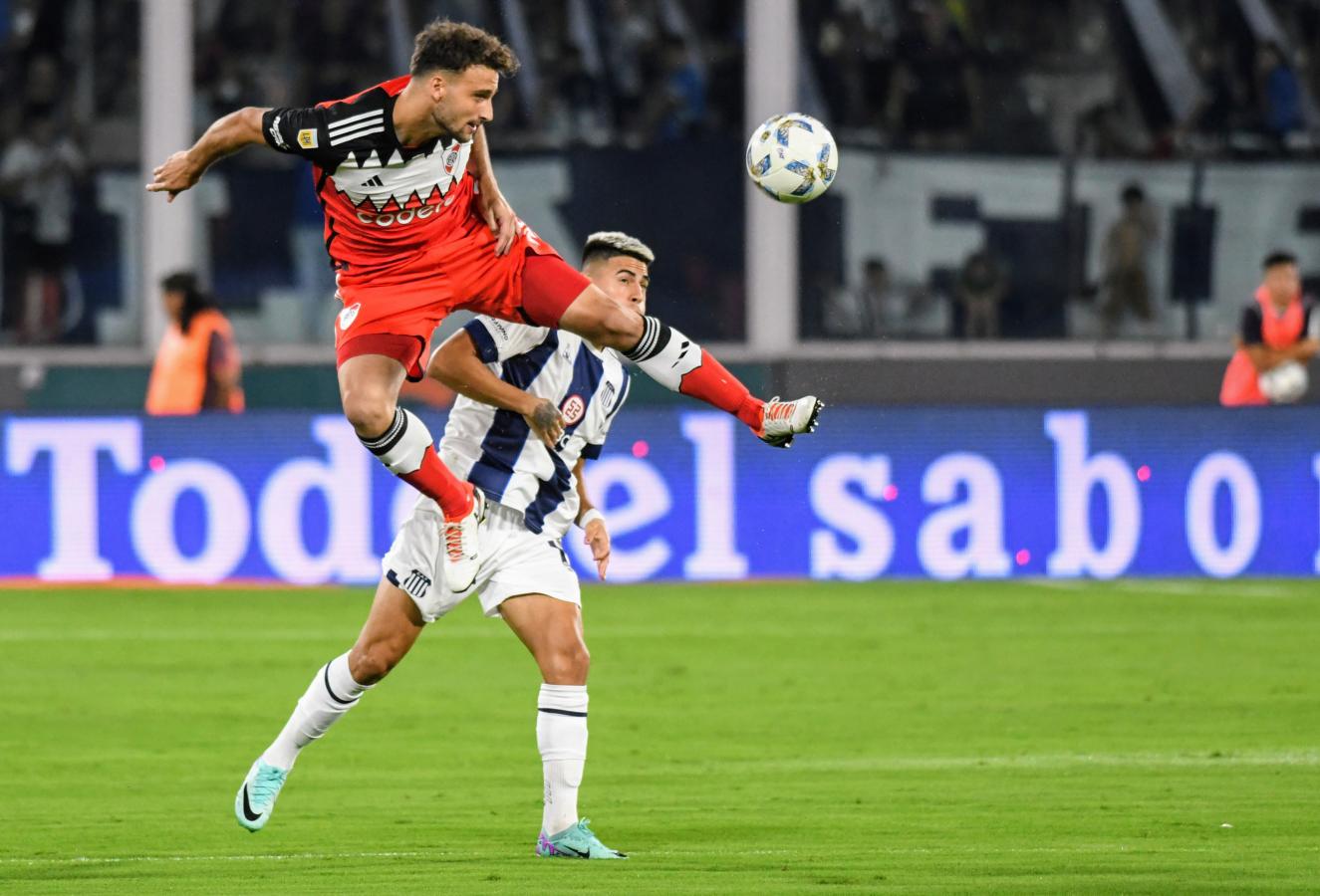 Imagen Sebastián Boselli ya jugó de 4 ante Talleres. Córdoba le sienta bien al uruguayo. Foto: Fotobaires