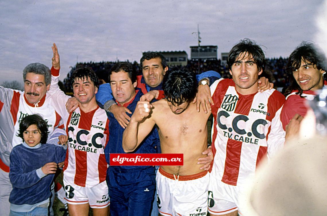 Imagen Los jugadores festejan el histórico ascenso.