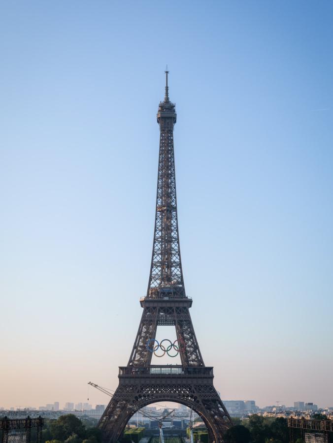 Imagen Los anillos olímpicos, en la Torre Eiffel.