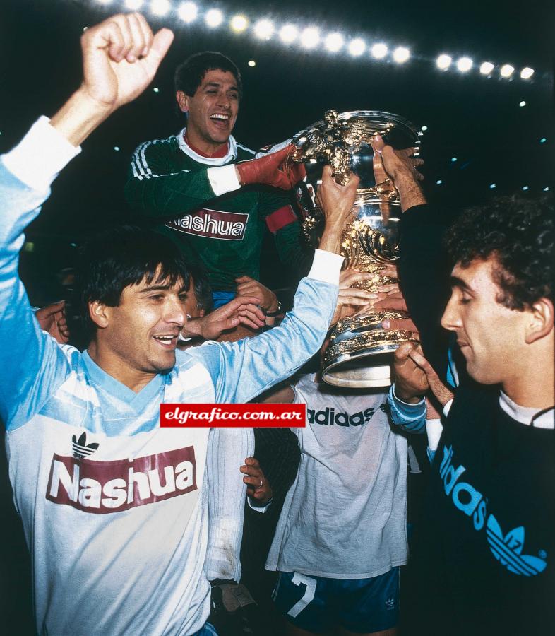 Imagen Fillol fue la bandera de este equipo. Sus compañeros lo llevan en andas, mientras él acaricia la copa.