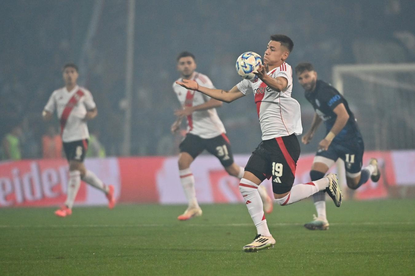 Imagen Claudio Echeverri en acción ante Independiente Rivadavia, la noche de la lesión.