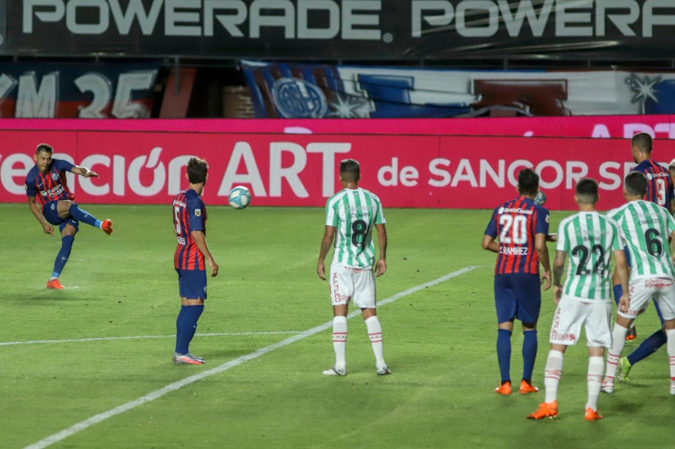 Imagen Ángel Romero a Argentinos en 2020, el último gol de tiro libre de San Lorenzo (Foto Baires)