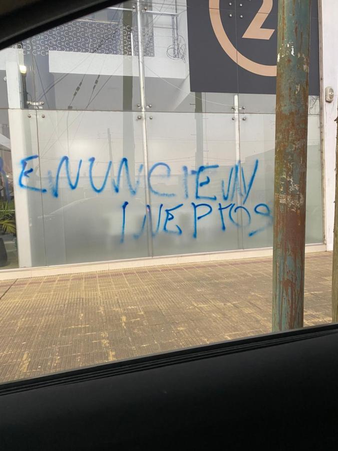 Imagen La pintada en el lugar donde trabaja el vicepresidente.