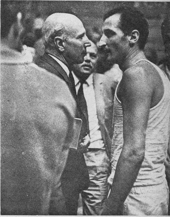 Imagen El director técnico y el capitán. Cara a cara con Casimiro González Trilla en el último Sudamericano. "De todas las selecciones nacionales que integré, nunca se trabajó mejor que esta vez. Por eso opino que la "manija" de la selección se la tienen que volver a dar a González Trilla... Con adecuada preparación tenemos que estar muy cerca o a la par de Brasil..." 