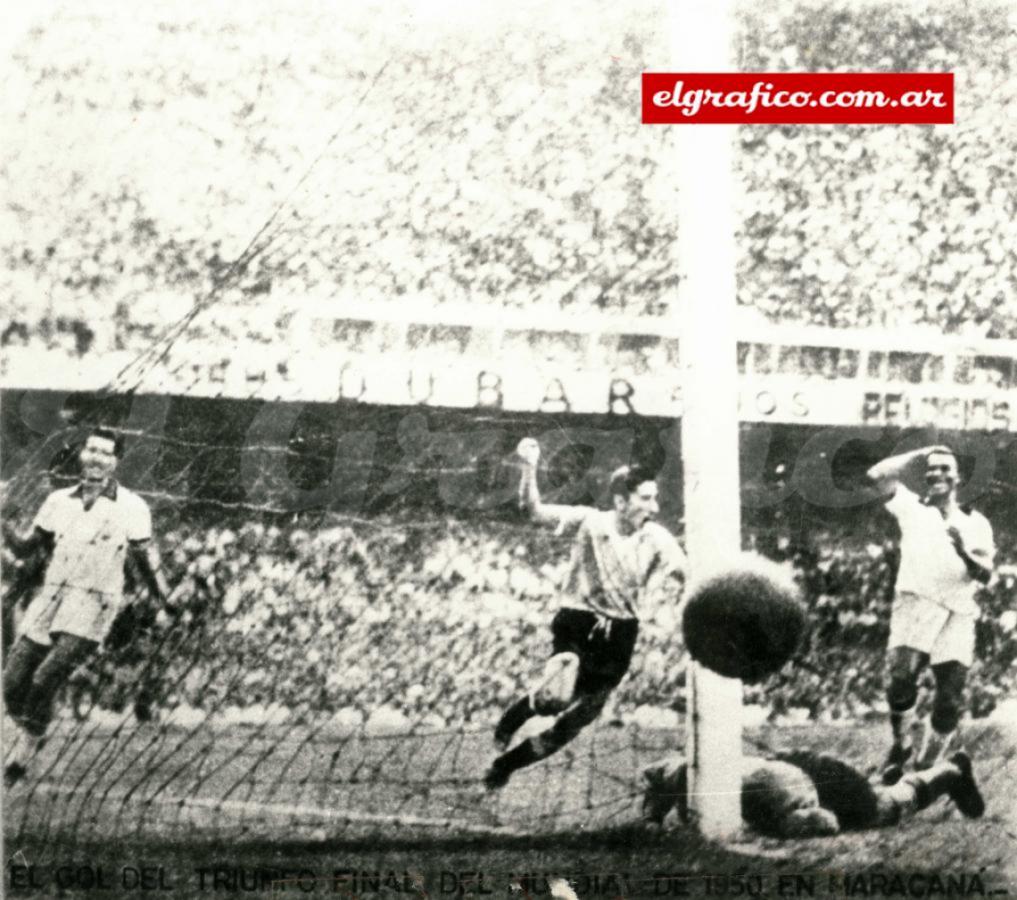 Imagen  Alcides Ghiggia convierte el segundo gol y enmudece a un país. Fue el gol del triunfo uruguayo.