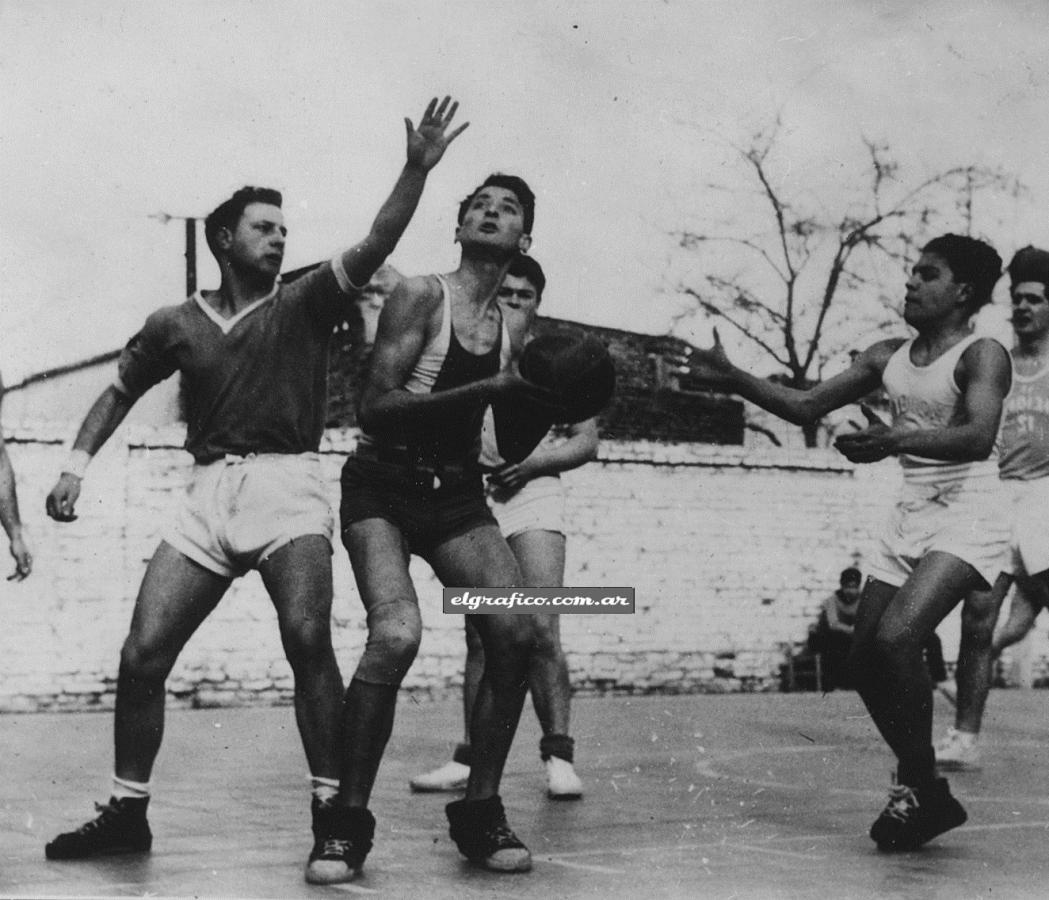 Imagen En la época de sus comienzos, cuando asomaba en la tercera de ascenso de Independiente. 1957. Aquí con la pelota, en un partido local frente a El Nacional. Aún no hacía dos años que el profesor Gazzola lo había puesto en el equipo de la Escuela de Agricultura y Ganadería, donde cursaba el secundario. "Como era alto me dijo que jugara al básquet. Y así empecé..." 