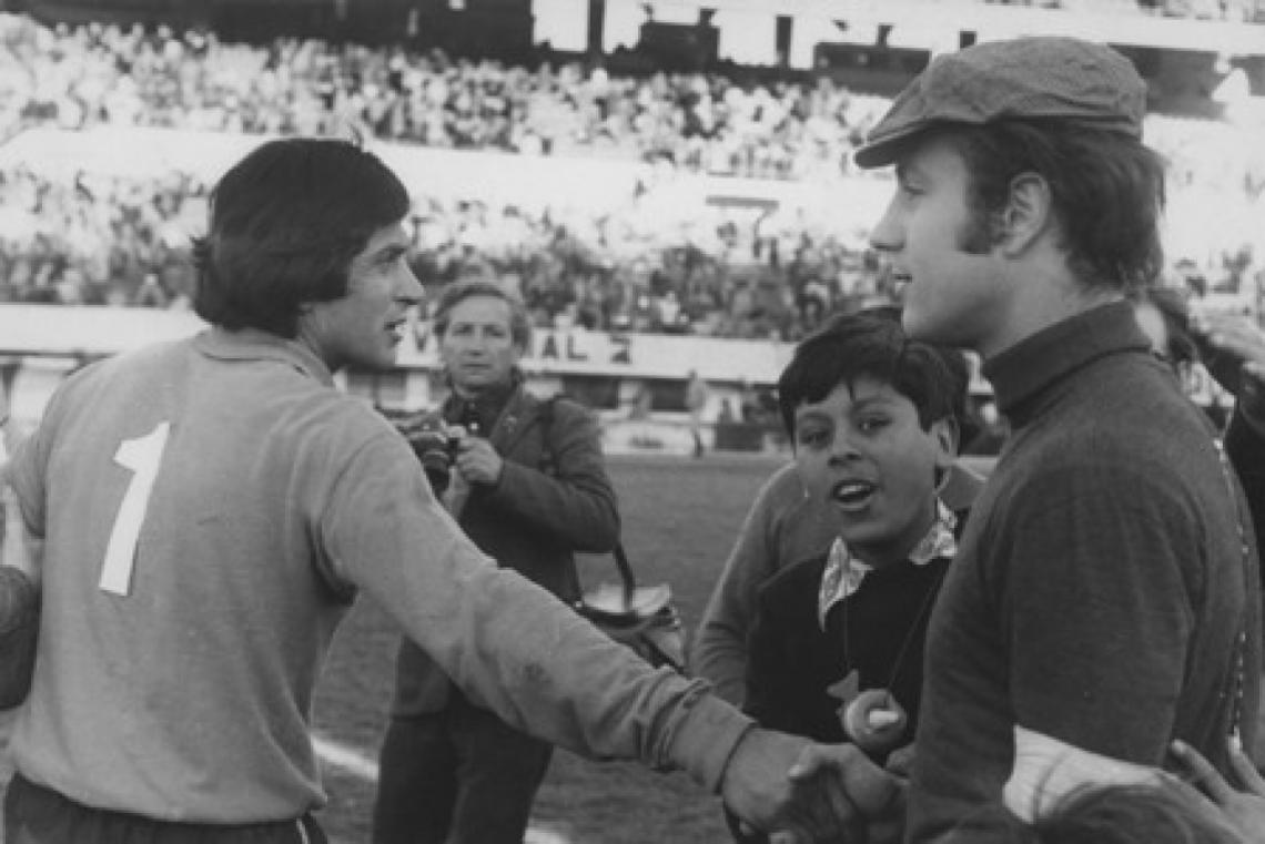 Imagen Tras el empate 1-1 entre River y Racing en setiembre de 1972, se saludan fríamente dos de los mejores arqueros del país, Fillol y Perico Pérez. “En 1973, estábamos en Racing, y los dirigentes se acercaron a decirme que River me quería. Yo les dije que no tenía ganas, porque era la época de las internas, los 18 años sin títulos. Se me acercó Labruna: “¿Usted está loco? Si no va a River, yo mismo lo voy a cagar a trompadas, ¿me entiende? River es la casa blanca”.