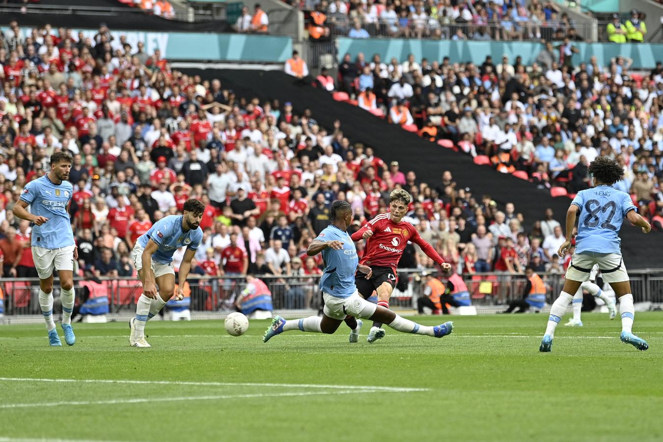 Imagen El zurdazo goleador de Garnacho que no le sirvió de mucho al United. Foto: AFP