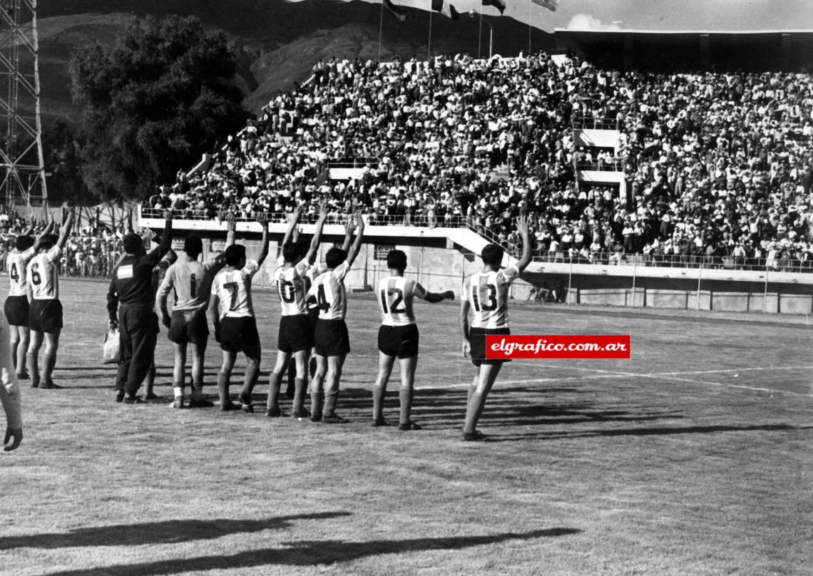 Imagen La Selección Argentina con los brazos en alto. Saludando al público boliviano.