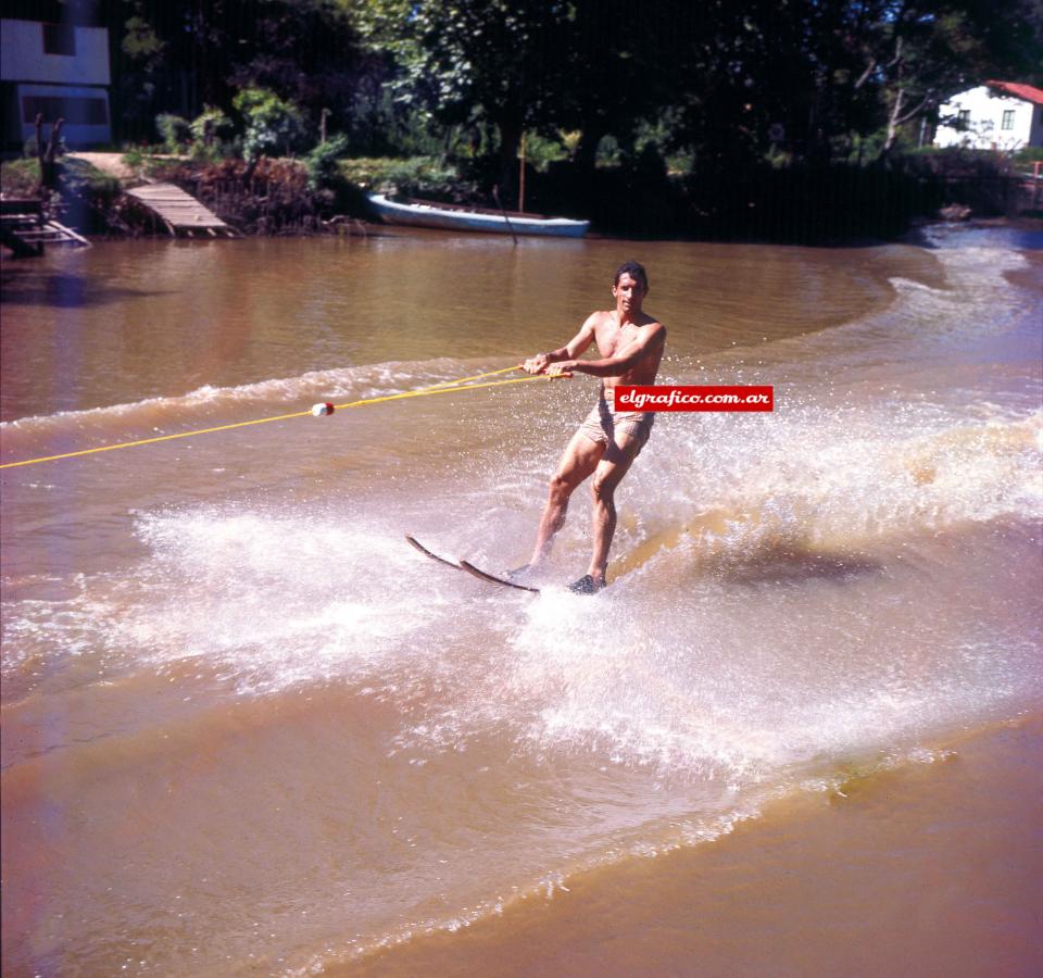 Imagen EN EL TIGRE. Mi infancia, mi casa, todos mis recuerdos están en el Tigre. A los 4 años fui a vivir a las islas. No teníamos ni luz ni gas. Teníamos cocina a leña, lámpara a kerosene y plancha a carbón. Mi vieja lavaba para la gente y yo repartía con el bote y sumábamos unos pesos. Cuando nos mudamos a Tigre tampoco teníamos baño. Había un excusado al fondo, de madera, sin inodoro. Para bañarnos nos llevábamos dos baldes de agua fría, nos tirábamos uno al principio y otro después de enjabonarse. Recién tuvimos inodoro en casa al año de debutar en la Primera de Boca”.