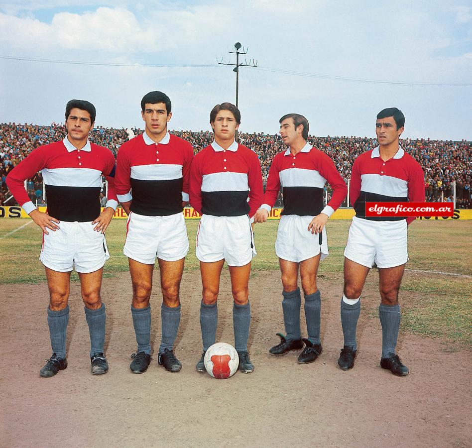 Imagen Una infrecuente pero muy elegante casaca de Chacarita. La foto es del 68, un año antes de consagrarse campeón por primera y única vez en su historia.